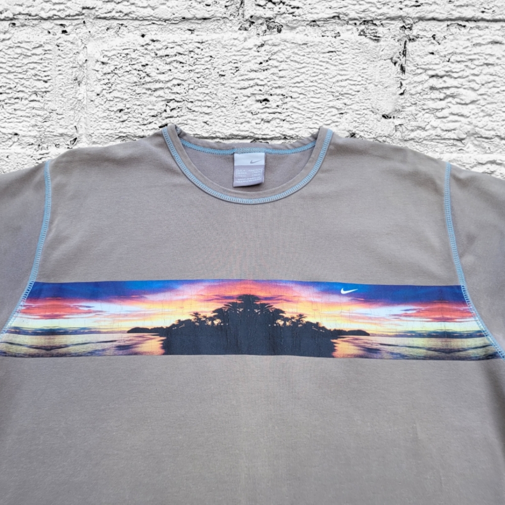 Vintage Nike Graphic T-Shirt - Picture 4 of 8
